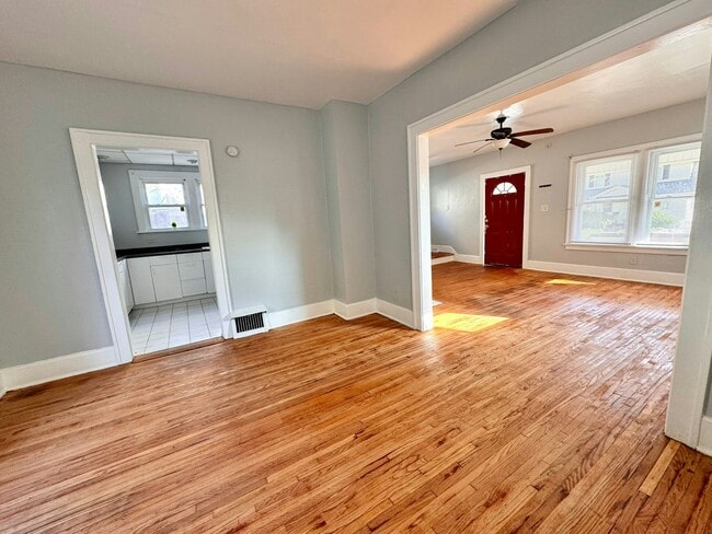 Photo - 1735 Wyndhurst Rd