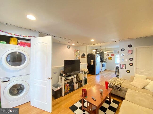 Building Photo - 1525 W Seybert St Unit B Rental