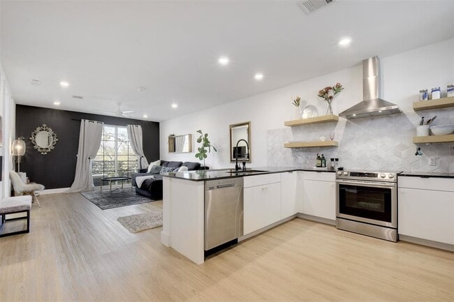 Building Photo - 2709 E 5th St. Unit 2303