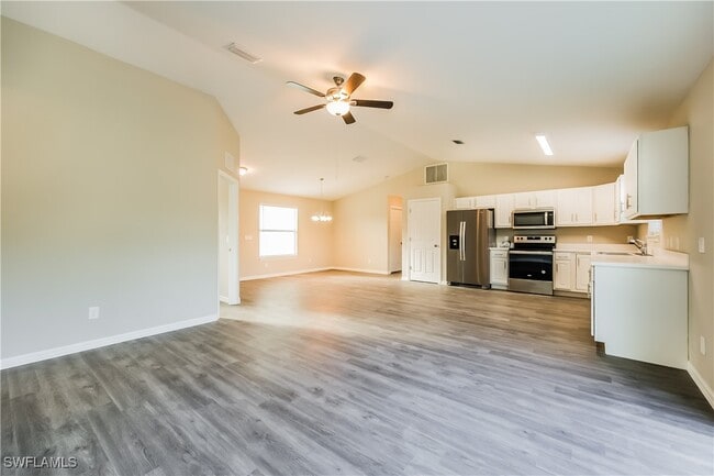Photo - 761 Puccini Ave S Casa