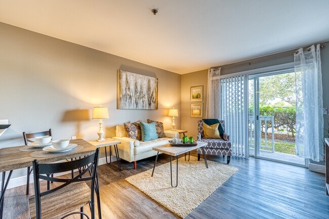 Sala de estar y patio - Aventine at Lantana - 55+ Active Adult Apa...