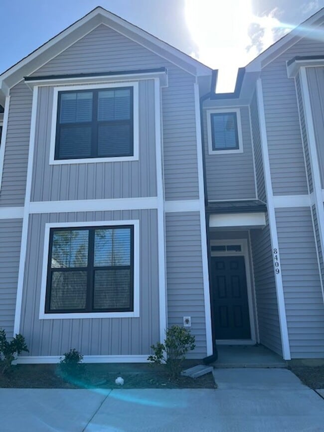 Building Photo - 8409 Paramount Point