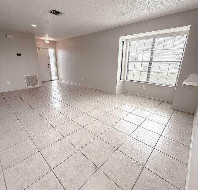 Photo - 525 SW Sara Blvd