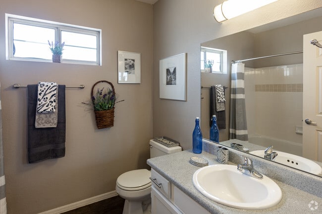 2BR, 2BA - 1051 SF