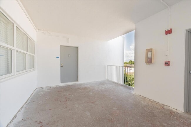 Photo - 2860 NE 14th St