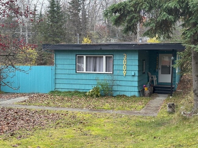 Building Photo - Furnished 2 Bed/1 Bath w/Fenced Yard & Sto...