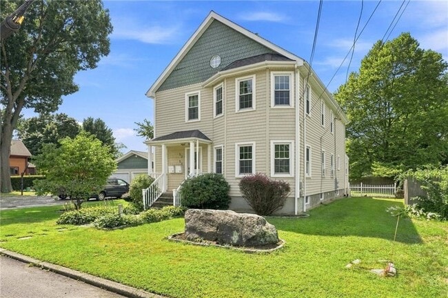 51 Pettaconsett Ave