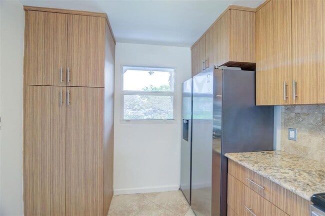 Photo - 113 Royal Pk Dr Unidad 1H