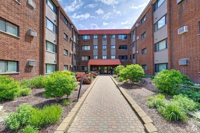 Building Photo - 2021 S Wolf Rd Unit 405 Rental