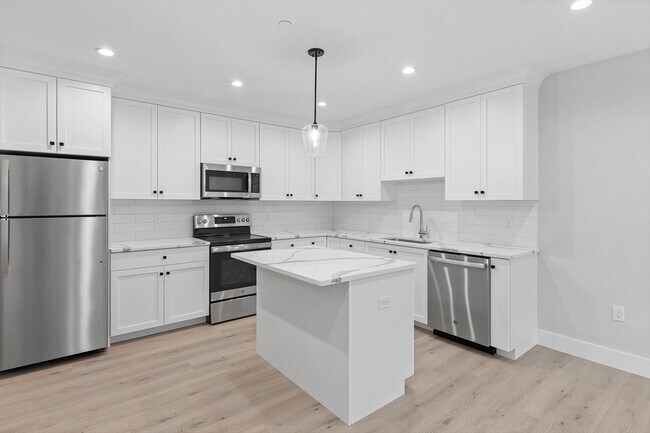 Building Photo - 186 Bedford St Unit 209