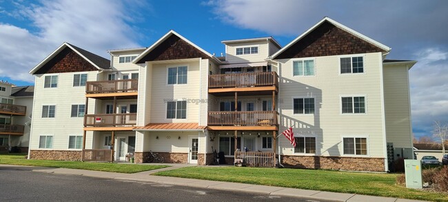 Building Photo - 3Bed 2Bath Apartment with Garage!