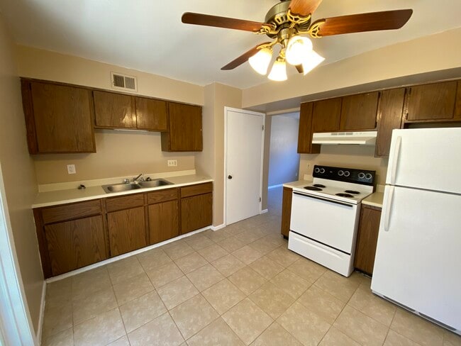 Building Photo - 8903 35th St W Unit 1