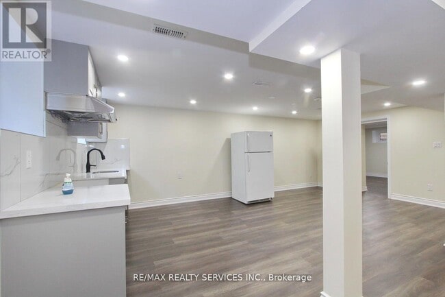 Photo - 32 Sanford Crescent