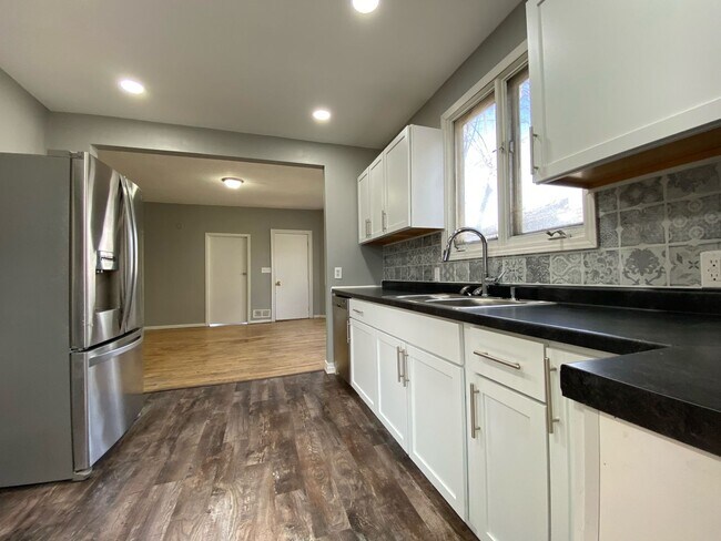 Amazing 4 Bedroom 1 Bath Home!! - Amazing 4 Bedroom 1 Bath Home!!