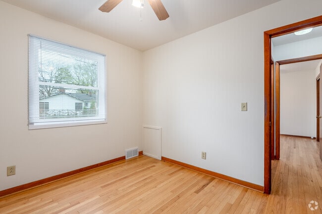 2BR, 1BA - 750SF - Bedroom