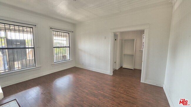 Building Photo - 5161 S Vermont Ave Unit 11 Rental