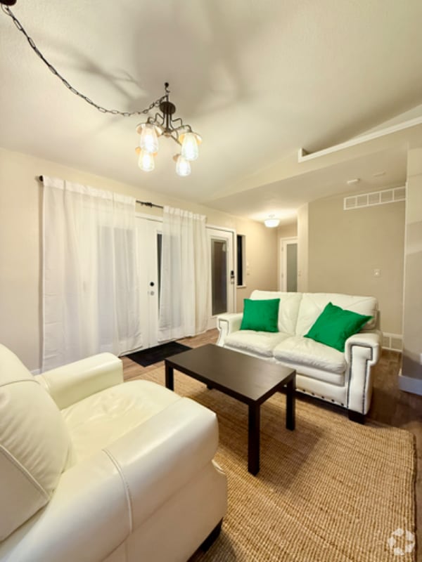 Building Photo - 301 W Mangrum Dr Rental