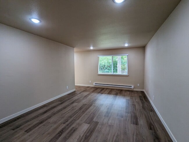 Photo - 5713-5713 64th St W