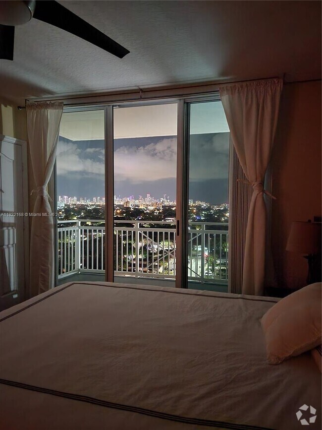 Building Photo - 2665 SW 37th Ave Unit 1415 Rental