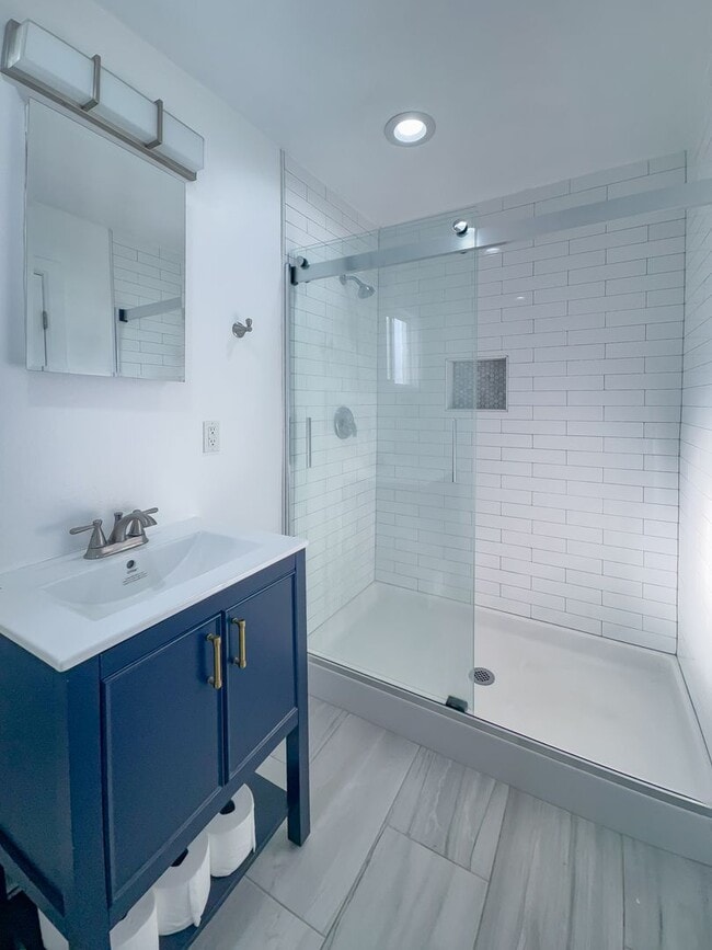 Building Photo - Newly Renovated Studio