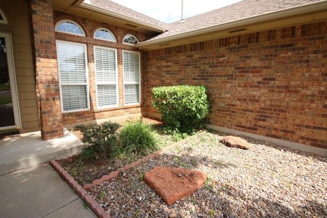 Photo - 905 Renita Way