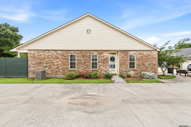 Building Photo - 305 St Thomas Ln