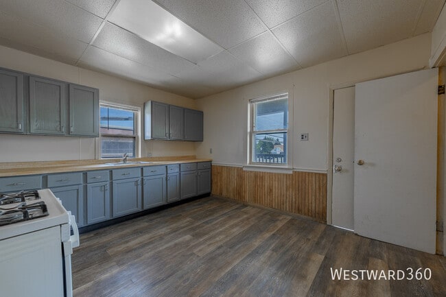 Building Photo - 4901 Magoun Ave Unit 2R