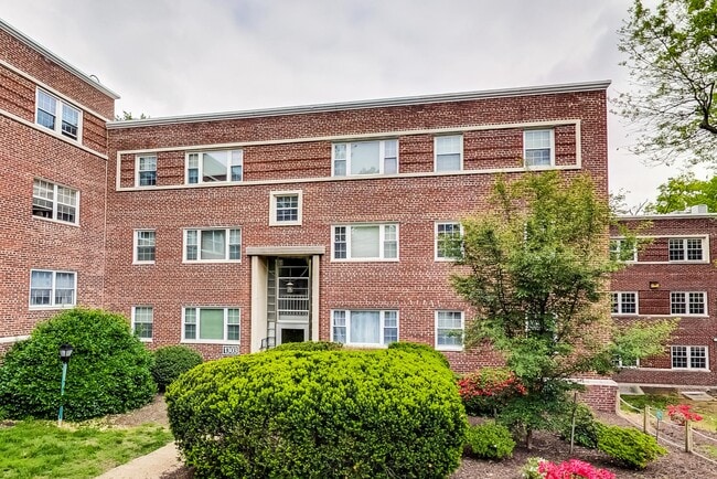 Building Photo - 1303 N Ode St Unit 215