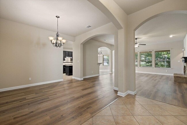 Photo - 4712 Pyrenees Pass