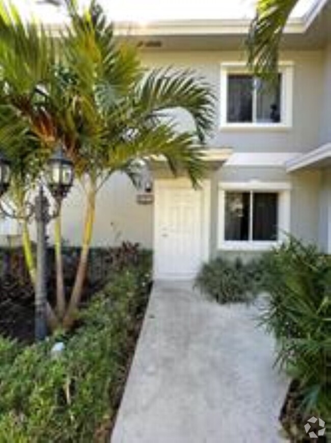 Building Photo - 1325 NE 5th Ave Rental