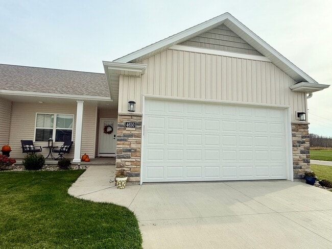 Outside - Townhome w big yard - 4650 N Cherryvale Ave Casa Adosada