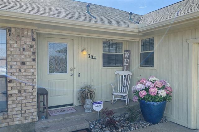 Building Photo - 304 E 6th St