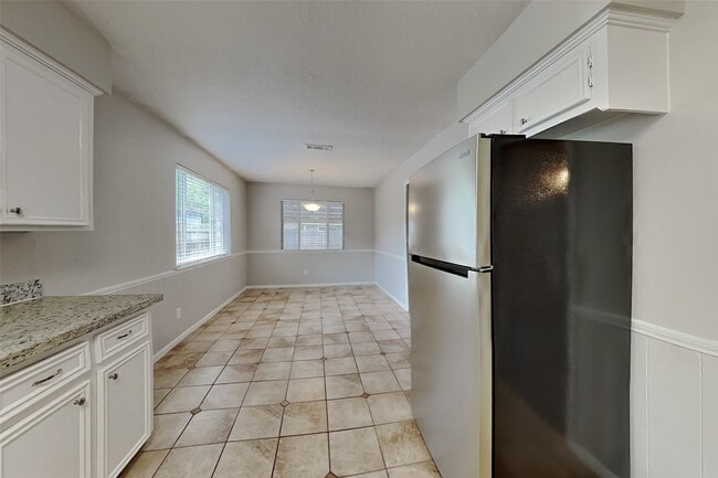 Photo - 29307 Atherstone St