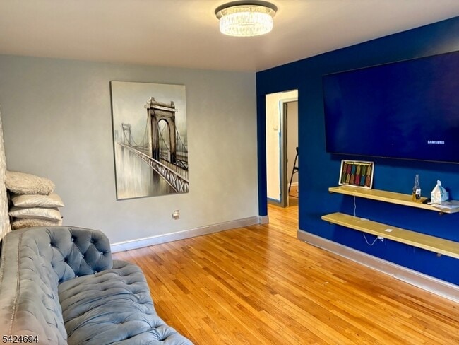Photo - 1411 Hussa St