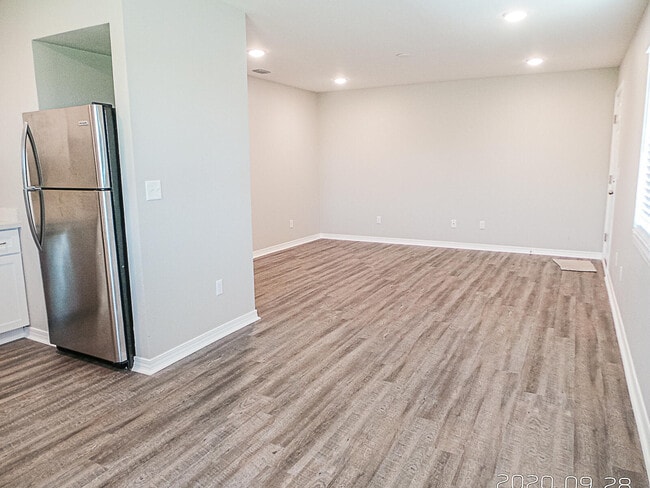 Photo - 723 S Berthe Ave Unidad 13