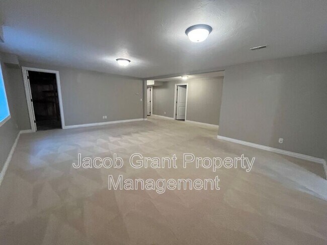 Photo - 460 Lacosta Dr