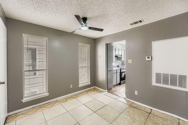 Photo - 1913 West Loop