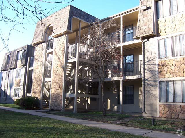 Building - Bristol Pointe Apartments