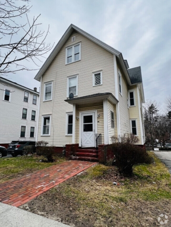 Building Photo - 638 Pleasant St Unit 3 Rental