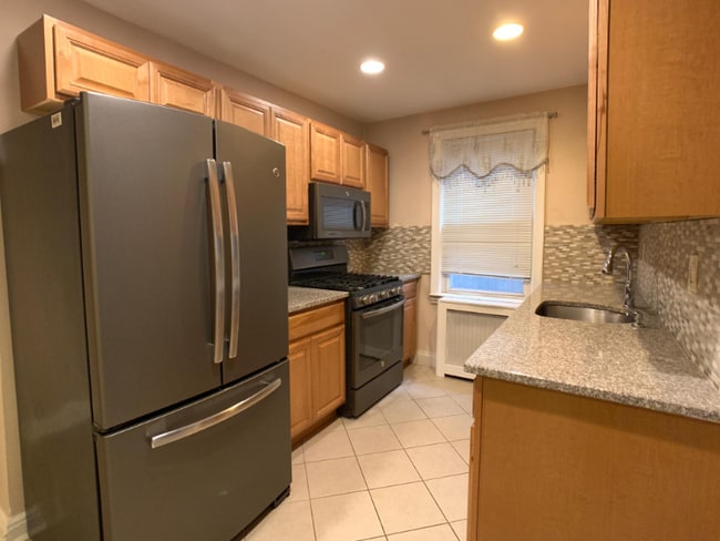 Building Photo - 2313 Tenbroeck Ave