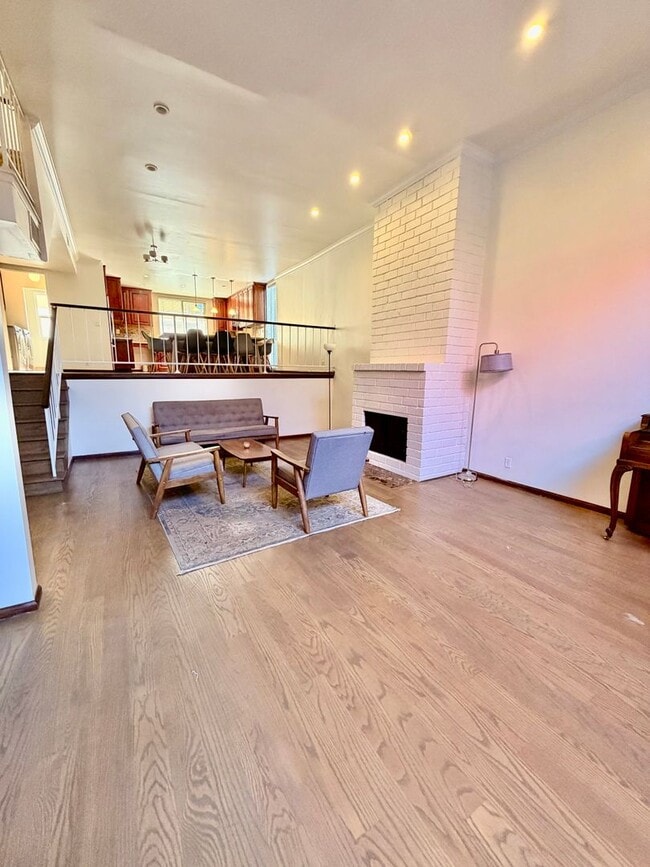 Building Photo - Townhome for Lease in Desirable Encino!