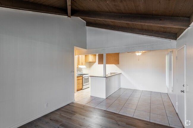 2BR, 1BA - 868SF - Park Plaza Apartments