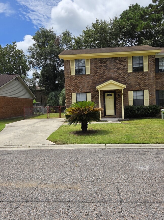 Building Photo - 123 Hunt Club Ct Rental