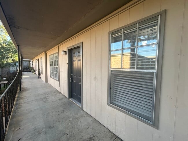 Building Photo - 5550 N Braeswood Blvd Unit 147