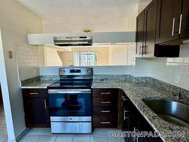 Photo - 144 N Beacon St Unidad B2