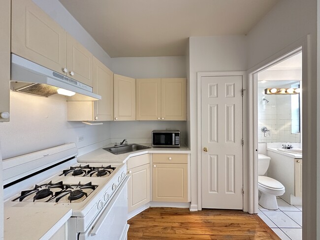 Photo - 909 W Dakin St Unit J01W