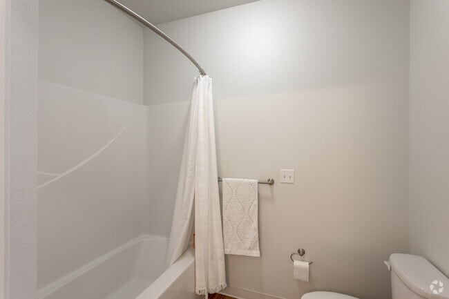 3BR, 2BA - 1,211 SF