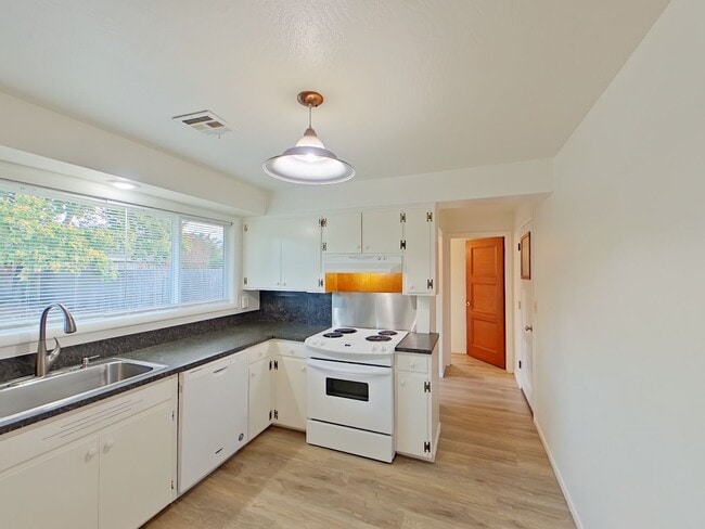 Photo - 3 Bedroom Family Home in the Harlow Street Bridge Area