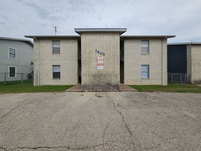 Building Photo - AVAILABLE NOW! Unit 1305 Quail Circle - B
