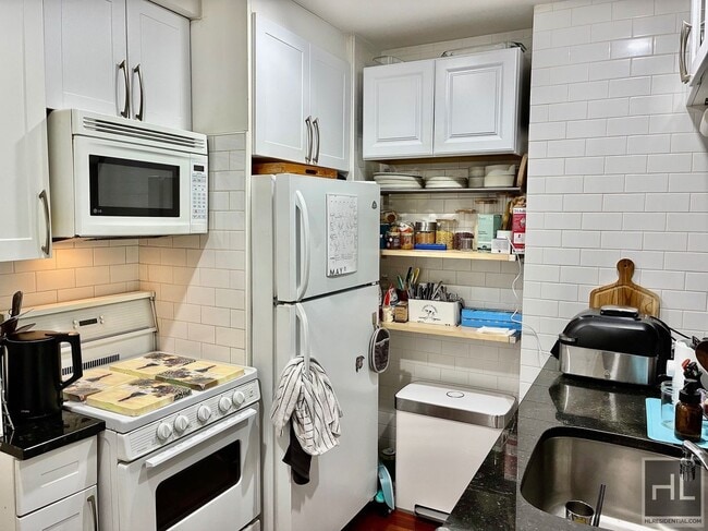 Building Photo - 31 AVENUE Unit 3C